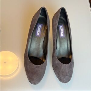Women's Gray Suede Pumps